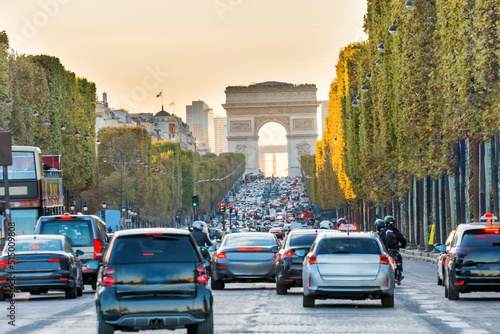 Foto Sunset at Avenue des Champs-Elysees with car traffic and view to Arc de Triomphe