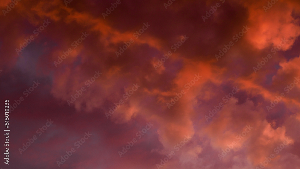 Ciel rougeoyant sous des nuages de haute altitude, pendant le crépuscule