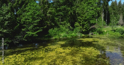 Drohnenflug über einen idyllischen, kleinen Moorweiher im bayerischen Alpenvorland bei Rückholz