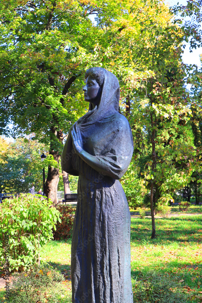 Monument to the famous acter Maria Zankovetskaya in Mariinskyi Park in