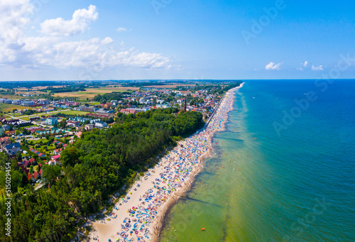 Fototapeta Naklejka Na Ścianę i Meble -  Letnia panorama wybrzeża nad Morzem Bałtyckim, plaża w miejscowości Sarbinowo	
