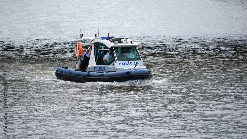 Motorówka policyjna na rzece podczas pościgu.  - obrazy, fototapety, plakaty 