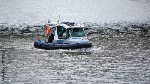 Motorówka policyjna na rzece podczas pościgu. 