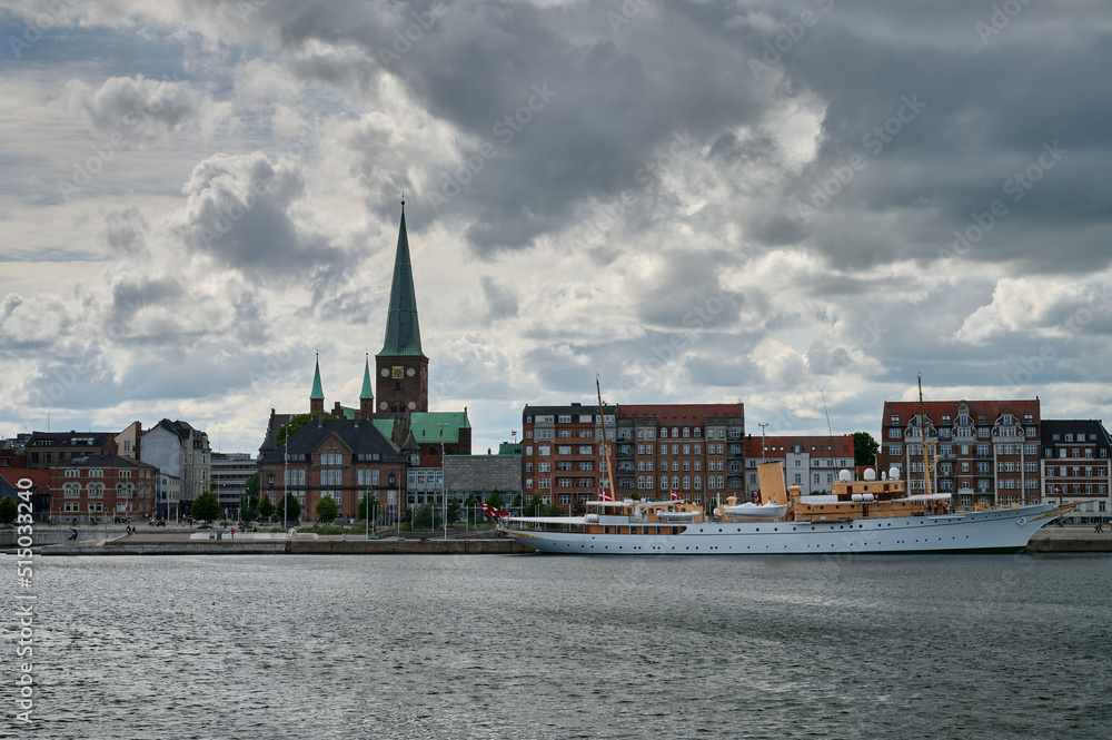 Skyline der dänischen Stadt Aarhus mit Blick auf Hafen, Domkirche und die Jacht des dänischen Königshauses 