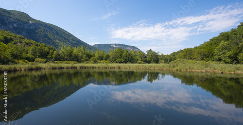 Vue sur le lac de Virieu en   t  . C est un lac    Virieu-le-Grand dans le d  partement de l Ain en France.