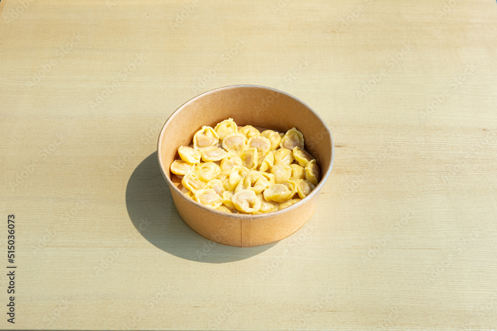 Cappelletti, crema di formaggio, Tortellini, pasta all'uovo, basilico, cucinare, ristorante, asporto, fast food, italia, roma, italiana, alimento, bocce, giallo, bianco, isolata, pasti, ortaggio, spun Cappelletti, crema di formaggio, Tortellini, pasta all'uovo, basilico, cucinare, ristorante, asporto, fast food, italia, roma, italiana, alimento, bocce, giallo, bianco, isolata, pasti, ortaggio, spun