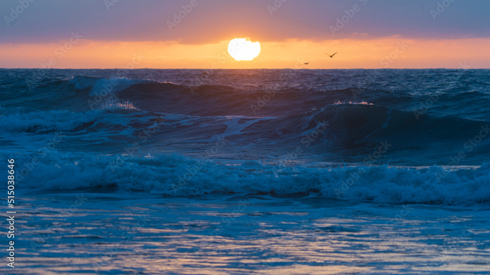 Olas en la puesta de sol 