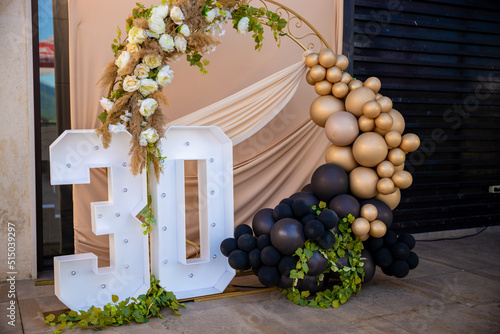 Obraz na plátne Circle wall decoration with golden balloons and the numbers 30 for a woman's thirtieth birthday celebration