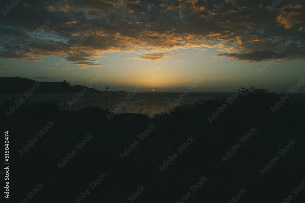 Naklejka premium sunset from the mountain overlooking the sea