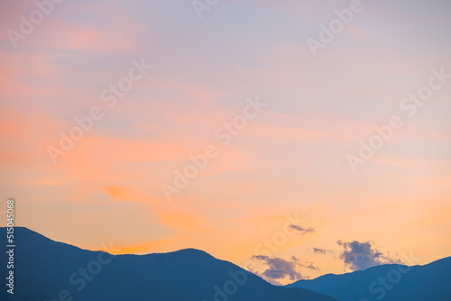 陽が落ちた山と夕空