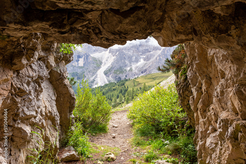 Grotta nella roccia in alta montagna photo