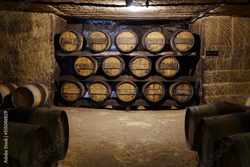 Foto Saint Emilion / France - August 2018 : Traditional wine cellar in Saint Emilion with barrels