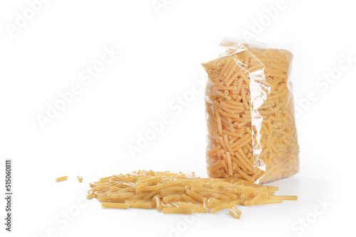 paquet de pâtes sur fond blanc	