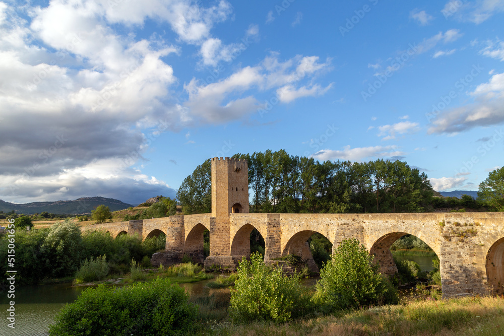 Puente medieval de Frías (siglo XIII). Sobre el río Ebro. Burgos, Castilla y León, España.