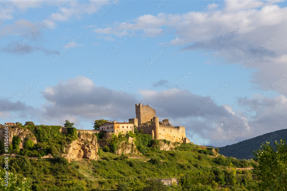 Vista panorámica de la espectacular ciudad medieval de Frías construida sobre una colina. Burgos, Castilla y León, España.