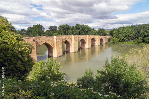 Puente gótico sobre el río Ebro. Briñas, Haro, La Rioja, España.