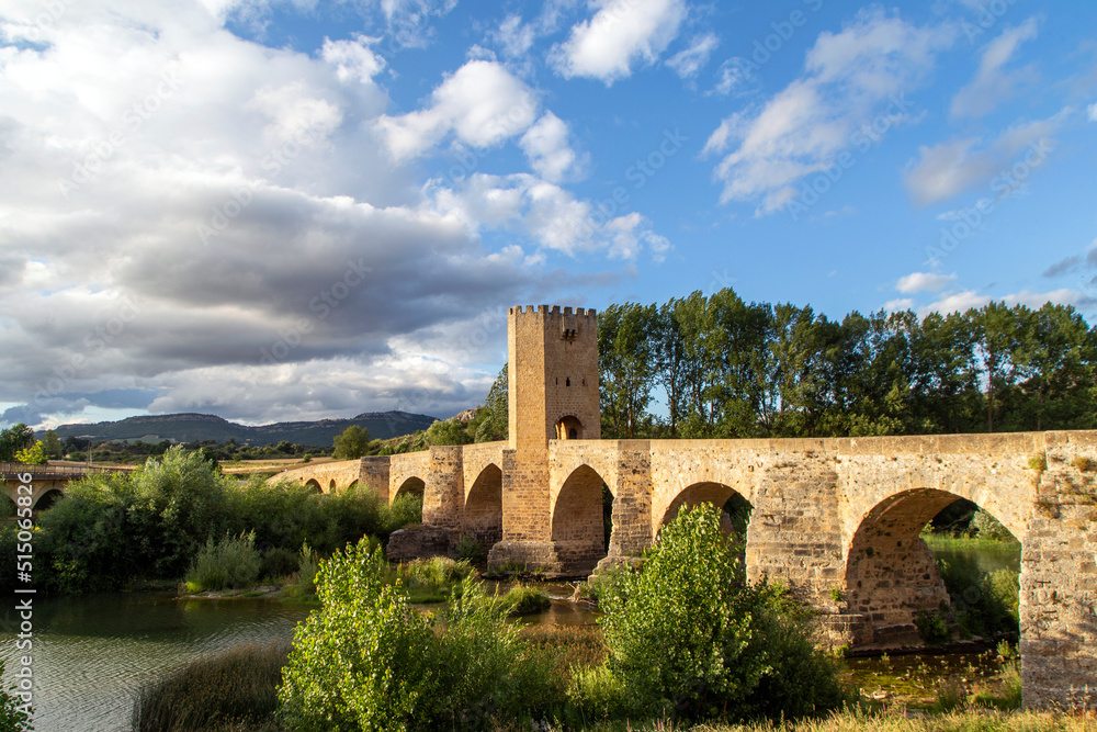 Puente medieval de Frías (siglo XIII). Construido sobre el río Ebro.