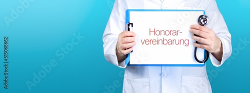 Honorarvereinbarung. Arzt hält blaues Schild mit Papier. Wort steht auf Dokument. Stethoskop in der Hand. photo
