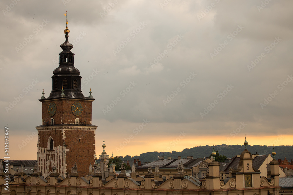 Wieża Ratuszowa na Rynku Głównym w Krakowie z Zachodem Słońca - obrazy, fototapety, plakaty 