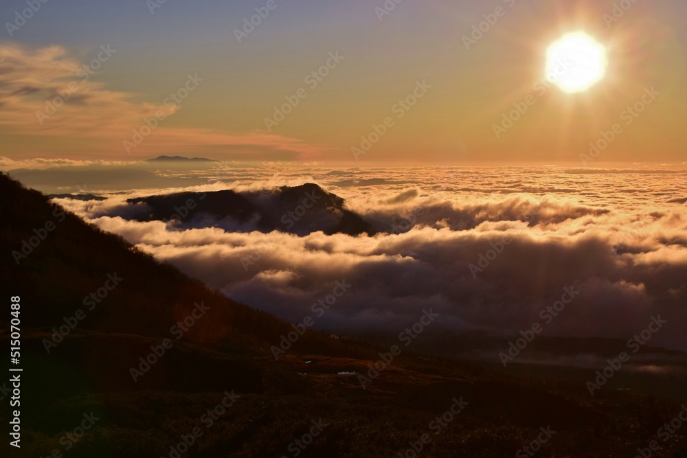 Obraz premium 雲海に沈む夕日