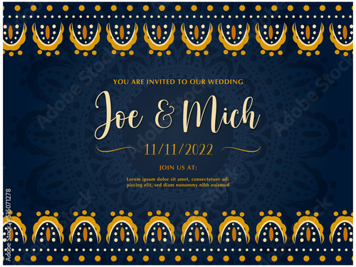 Plantilla de invitación de boda decorada con mandala dorada sobre fondo azul. Nombres, fecha y dirección del evento (texto muestra).
