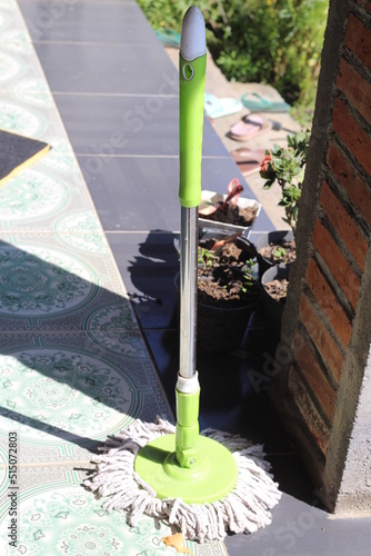 round mop to clean the floor