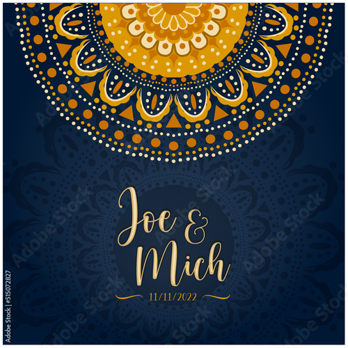 Tarjeta de Invitación de boda decorada con mandala dorada sobre fondo azul. Nombres y fecha del evento.