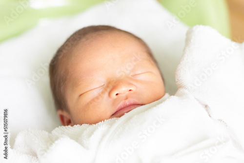 ベッドで眠る赤ちゃん　新生児