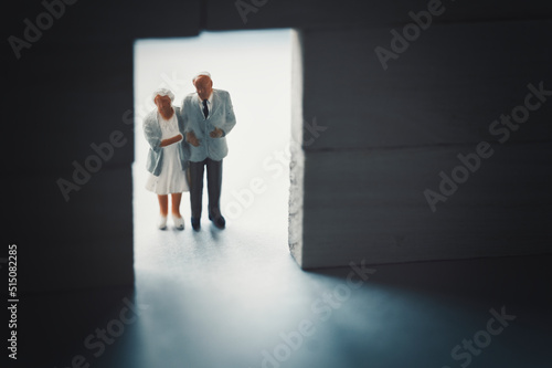 光の扉とシニア夫婦