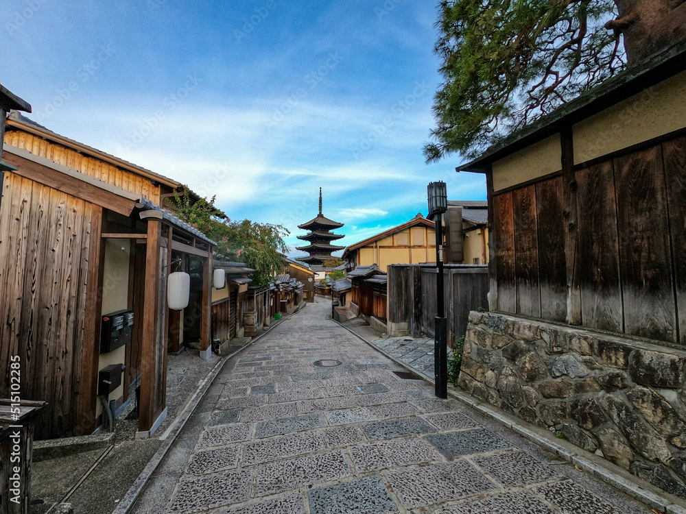 京都・八坂の塔が見える風景：早朝の人がいない時間