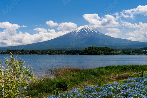 河口湖越しの富士山と青い空の下に広がる雲