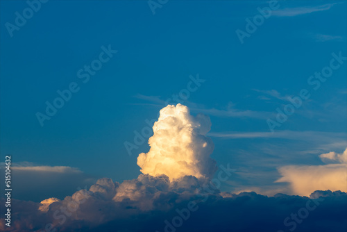 Cielo azzurro con caratteristiche nuvole grigie e bianche. Nuvole che dipingono strane forme inusuali. photo