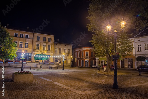 Brzeski rynek nocną porą | A market square in Brzesko by night