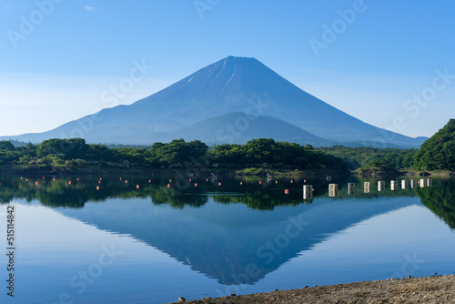 山梨県富士五湖のうちの一つの精進湖と富士山