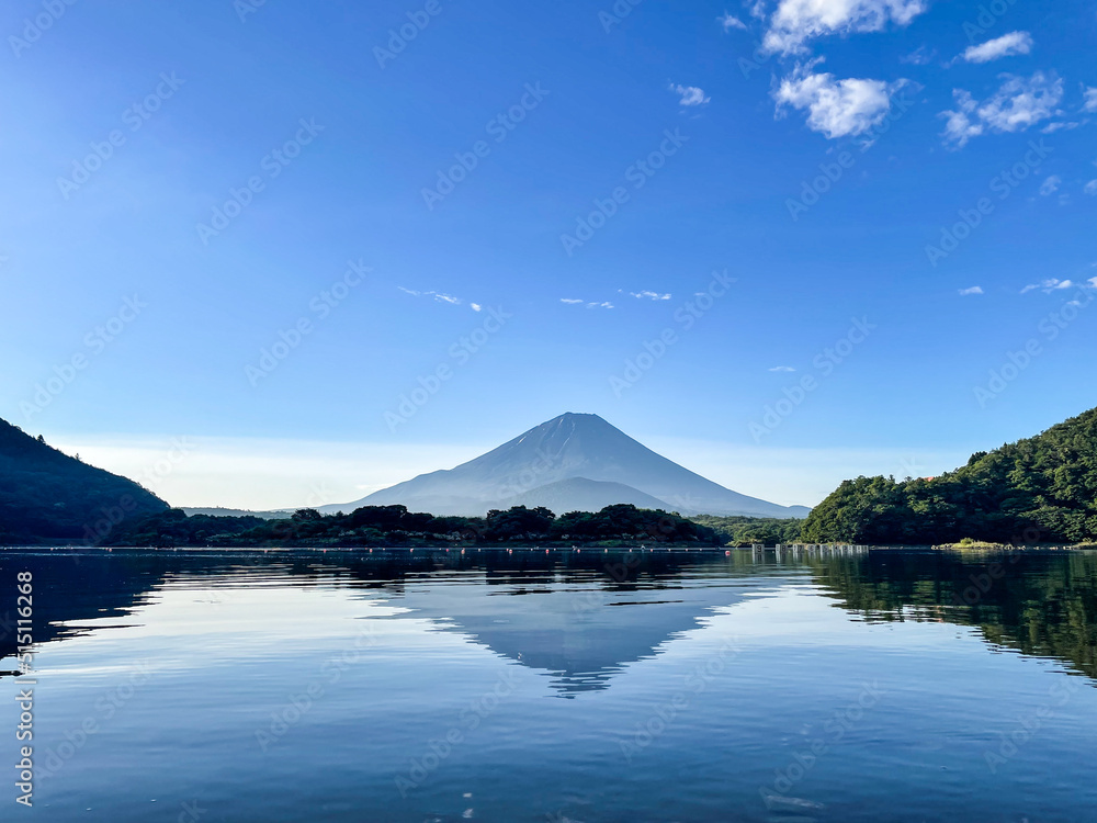 山梨県富士五湖のうちの一つの精進湖と富士山 山梨県富士五湖のうちの一つの精進湖と富士山