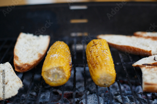Cocinando en la barbacoa al aire libre mazorca de maíz y pan 
