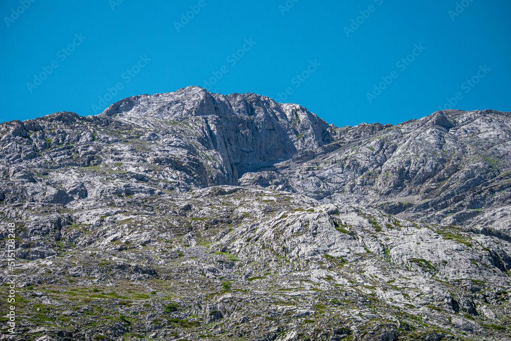 Vista de una formación rocosa sin apenas vegetación en el parque natural de la montaña Palentina, España