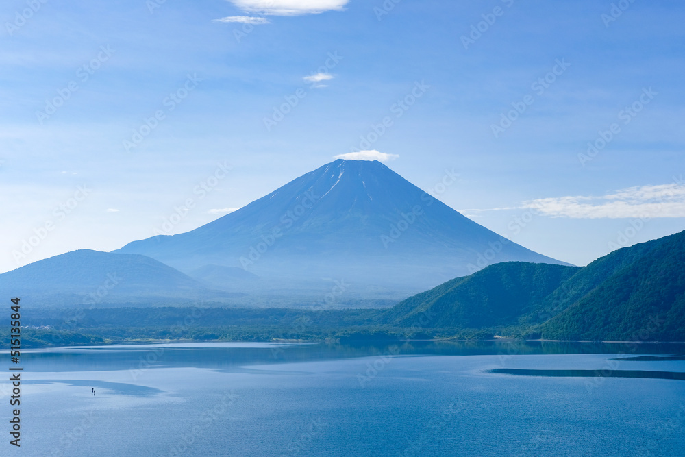 山梨県の本栖湖と富士山 山梨県の本栖湖と富士山