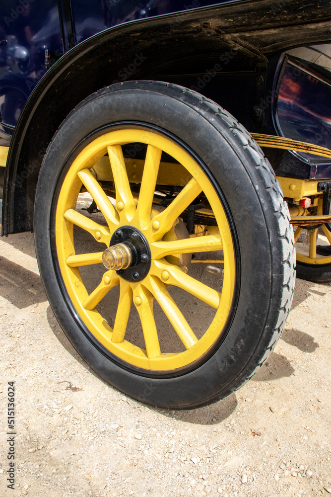 Vue de face d'une roue de voiture française du début du XXème siècle, cabriolet ancien, de collection	
