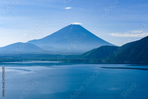 山梨県の本栖湖と富士山