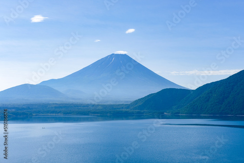 山梨県の本栖湖と富士山