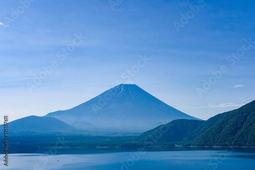 山梨県の本栖湖と富士山 © Kazu8