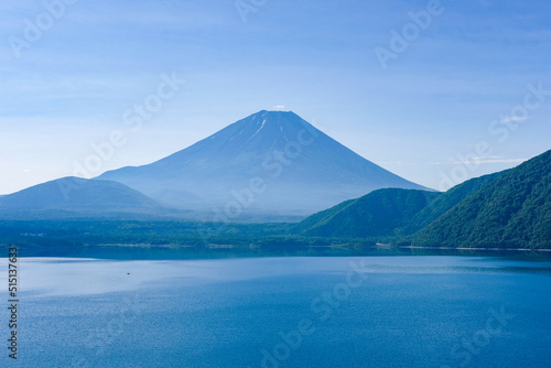 山梨県の本栖湖と富士山