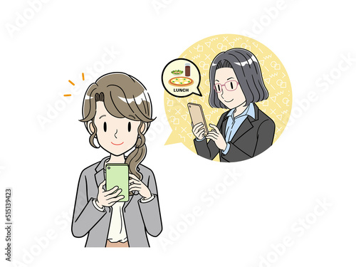スマホでランチの誘いを受けるスーツのビジネスウーマン