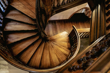 Fotobehang Trappen Houten wenteltrap in oud gebouw  © Maryna Konoplytska