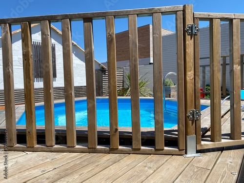 Barrière de sécurité en bois pour piscine 