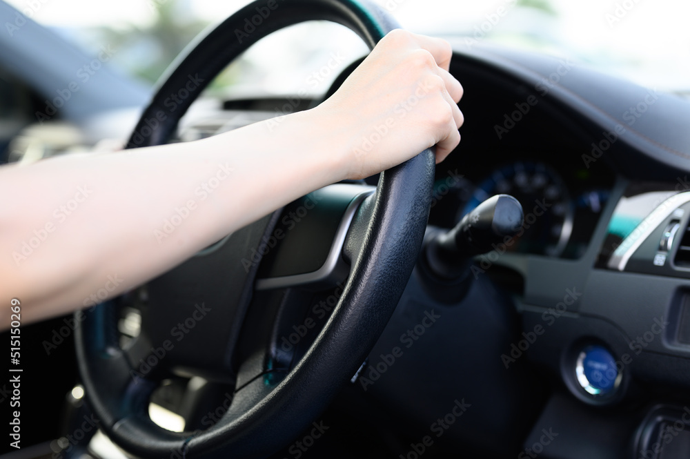 ハンドルを握る女性の手元　車　運転