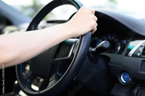ハンドルを握る女性の手元 車 運転