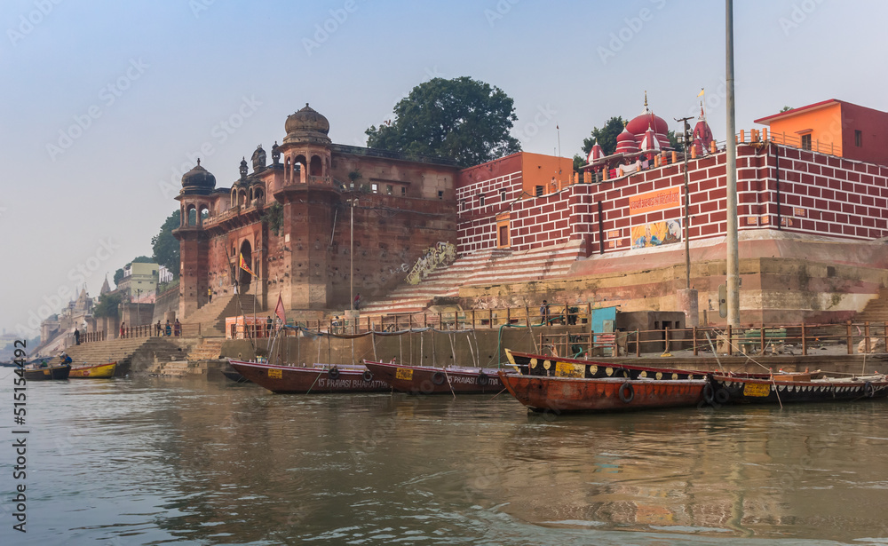 Φωτογραφία Boats and historic buildings at the Chet Singh Ghat in Varanasi, India