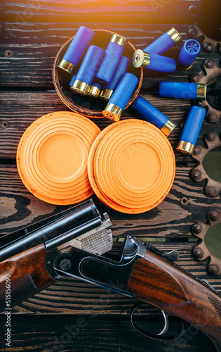 Foto Shooting sports equipment for trap shooting on wooden table